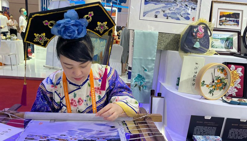 老字號展品讓人流連忘返 濃濃的中國元素?fù)涿娑鴣?/></a><span><a href=