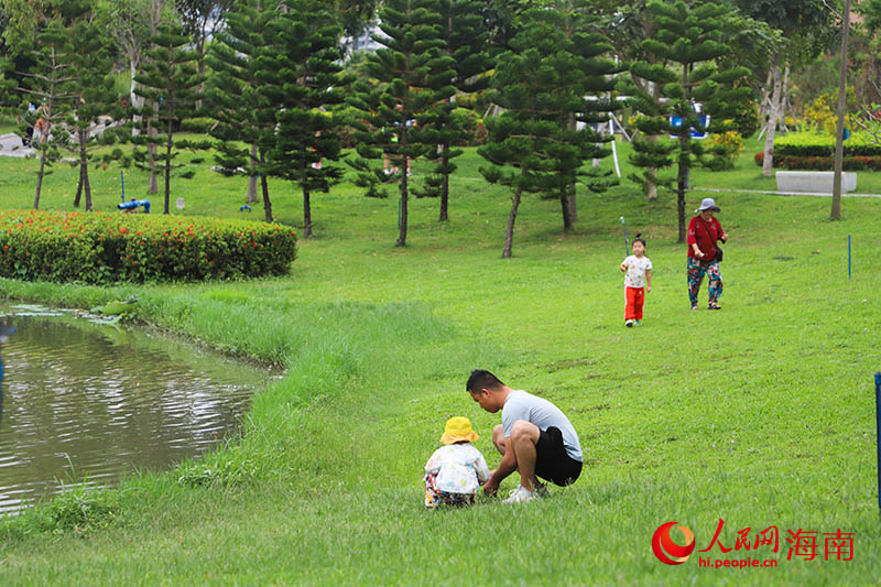 市民帶著孩子在抱坡溪濕地公園游玩小憩。人民網(wǎng) 牛良玉攝