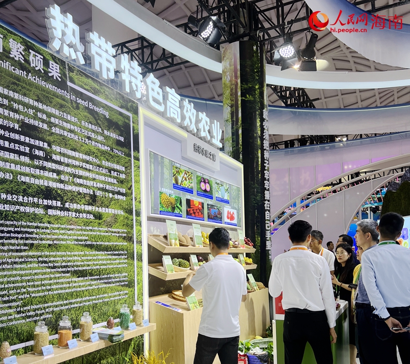 農(nóng)業(yè)產(chǎn)品引起參觀者圍觀。人民網(wǎng) 蔣成柳攝