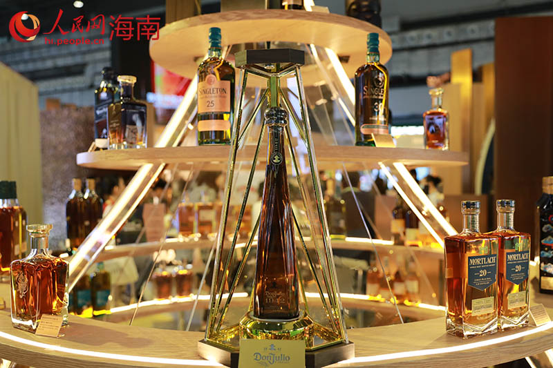 展出的各類酒品。 人民網 孟凡盛攝