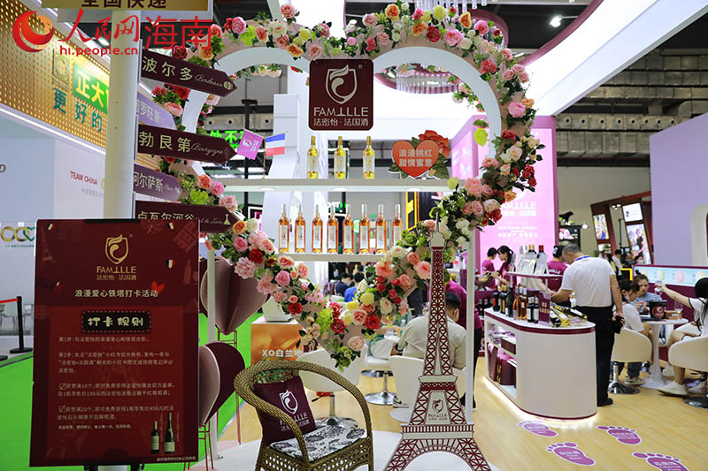 裝飾成愛心形狀的酒品展區(qū)。 人民網(wǎng) 孟凡盛攝