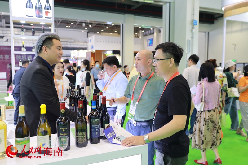 客商在酒品展區(qū)交流。人民網(wǎng) 孟凡盛攝