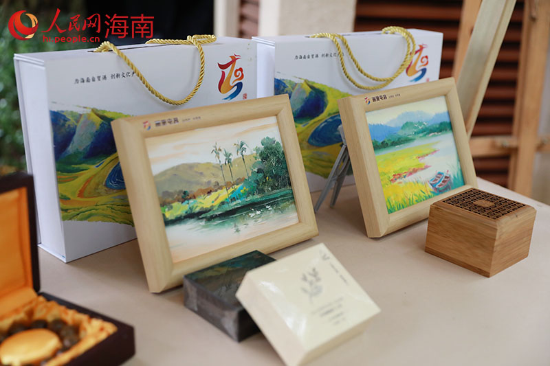 在推介會(huì)上，屯昌展出的油畫作品。 人民網(wǎng) 孟凡盛攝副本
