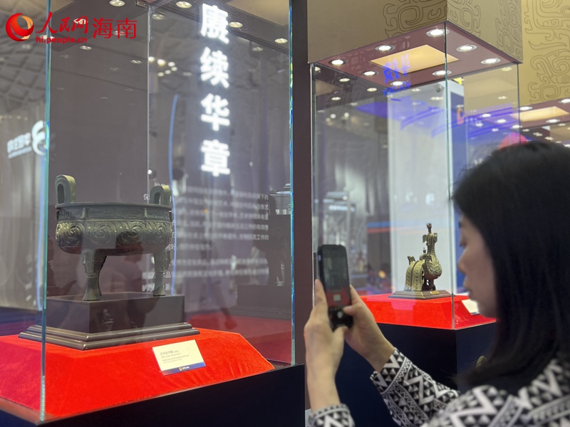 文物展品吸引觀眾。人民網(wǎng) 蔣成柳攝