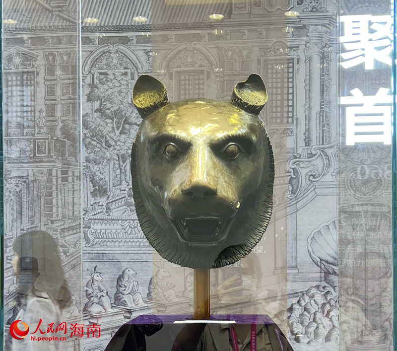 圓明園獸首銅像（仿制品）虎首銅像亮相第三屆消博會。人民網(wǎng) 蔣成柳攝
