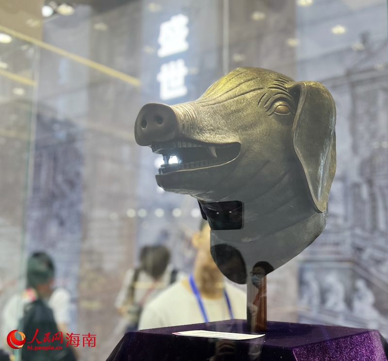 圓明園獸首銅像（仿制品）豬首銅像亮相第三屆消博會。人民網(wǎng) 蔣成柳攝