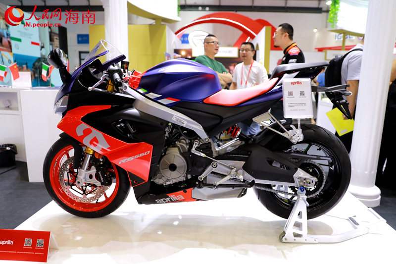 意大利館展出的阿普利亞摩托車。 人民網(wǎng) 孟凡盛攝
