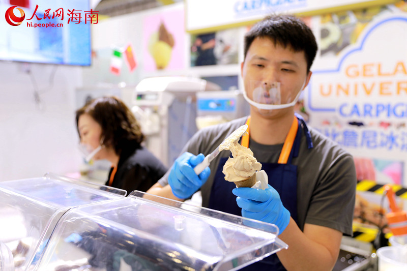 工作人員制作來(lái)自意大利的冰淇淋。 人民網(wǎng) 孟凡盛攝