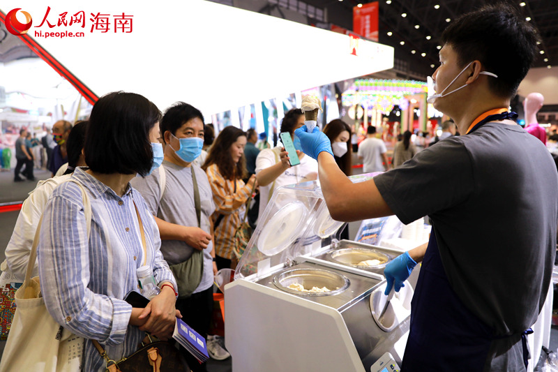 觀展觀眾購(gòu)買(mǎi)冰淇淋。 人民網(wǎng) 孟凡盛攝