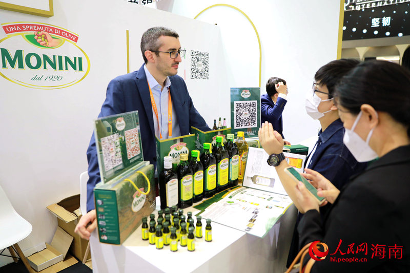 客商在莫尼尼橄欖油展位前詳談。 人民網(wǎng) 孟凡盛攝