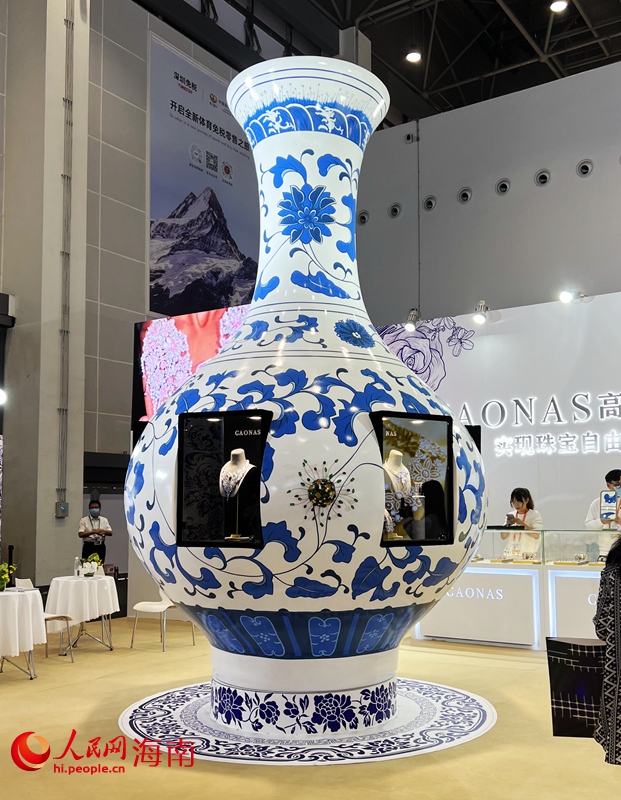 珠寶展區(qū)一座4.5米高的青花瓷瓶賺足了觀眾目光。人民網(wǎng) 蔣成柳攝