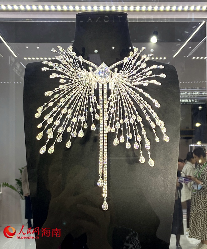 584.54克的“時光之眼”鉆石飾品，價值1.88億元。人民網(wǎng) 陳海燕攝