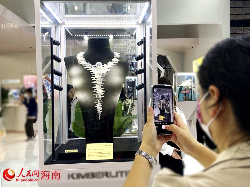 第三屆消博會(huì)上珠寶展品吸引觀眾駐足拍照。人民網(wǎng) 陳海燕攝