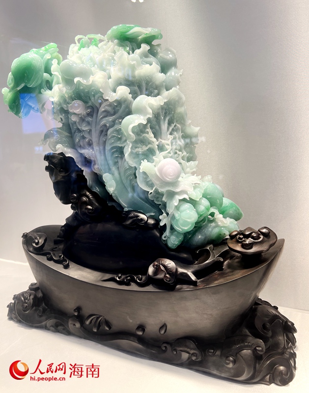 價值8800萬元的翡翠白菜在消博會上展出，歷時近5年雕刻而成。人民網(wǎng) 蔣成柳攝