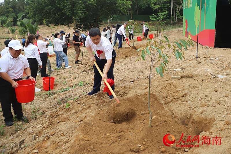 領(lǐng)導(dǎo)嘉賓現(xiàn)場植樹留念。人民網(wǎng) 牛良玉攝
