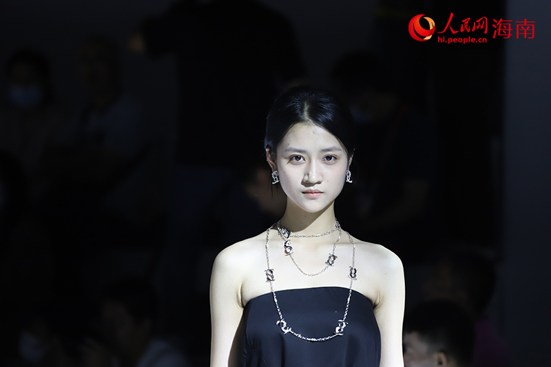 時尚服飾在現(xiàn)場精彩呈現(xiàn)。人民網(wǎng) 牛良玉攝