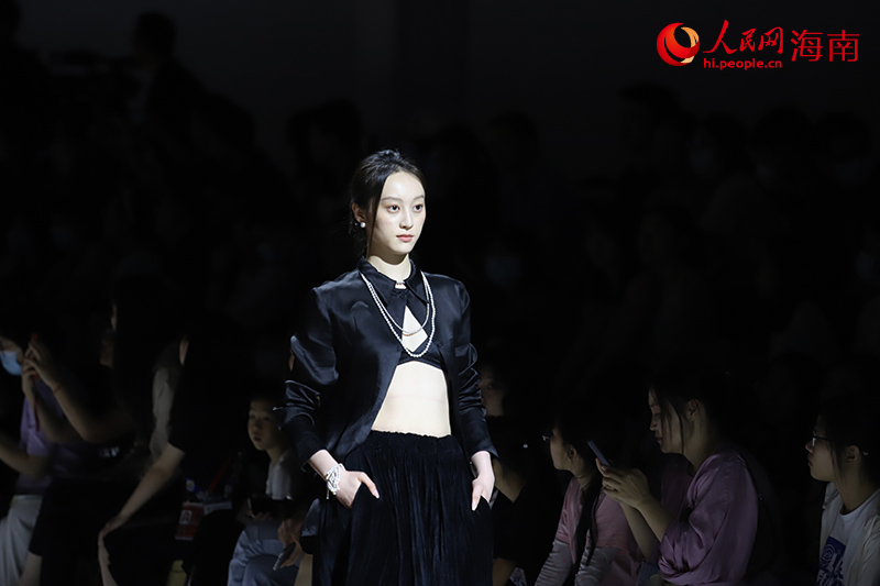 眾多時尚服飾現(xiàn)場呈現(xiàn)。人民網(wǎng) 牛良玉攝