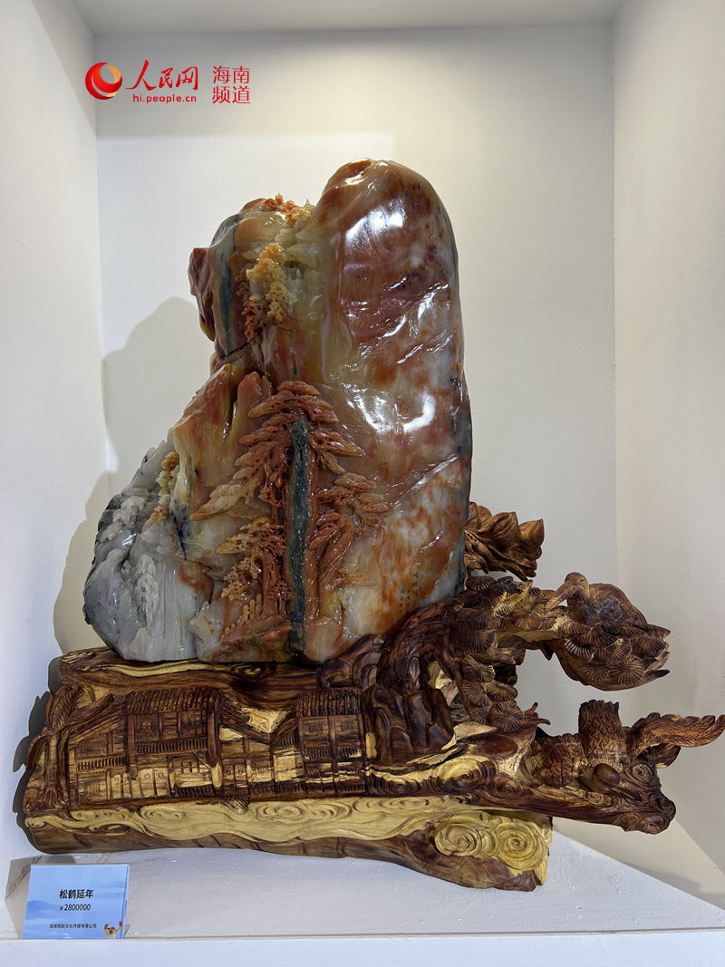 消博會(huì)海南館展出的昌江玉工藝品。人民網(wǎng) 李學(xué)山攝