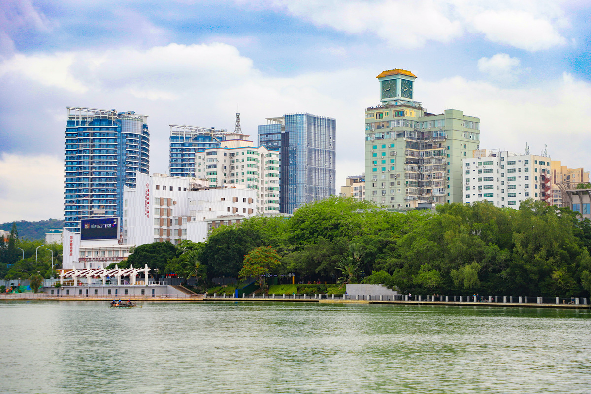 三亞河畔綠樹成蔭，已成為市民游客的好去處。