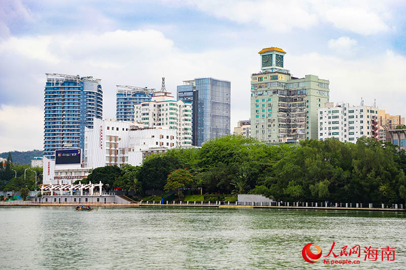 三亞河畔綠樹成蔭，已成為市民游客的好去處。人民網(wǎng) 牛良玉攝