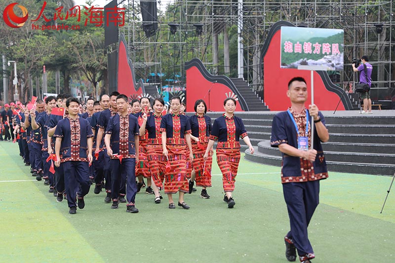 抱由鎮(zhèn)方陣隊(duì)。人民網(wǎng) 孟凡盛攝