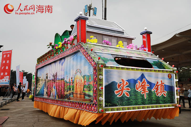 尖峰鎮(zhèn)花車。人民網(wǎng) 孟凡盛攝