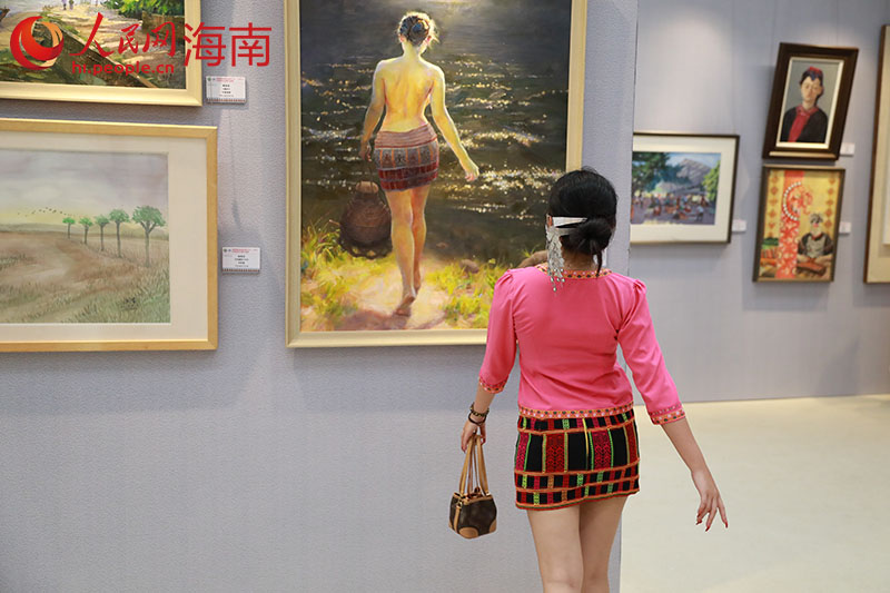 參觀者模仿畫中人物形象。人民網(wǎng) 孟凡盛攝