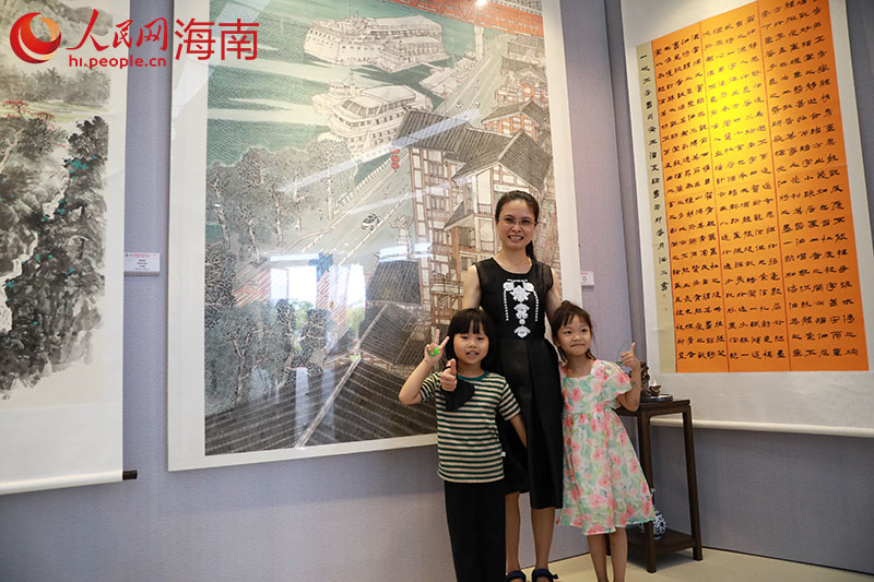 畫家陳圣琴與她的作品《新風(fēng)貌》。人民網(wǎng) 孟凡盛攝
