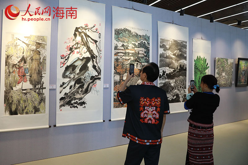 市民拿起手機(jī)拍照。人民網(wǎng) 孟凡盛攝