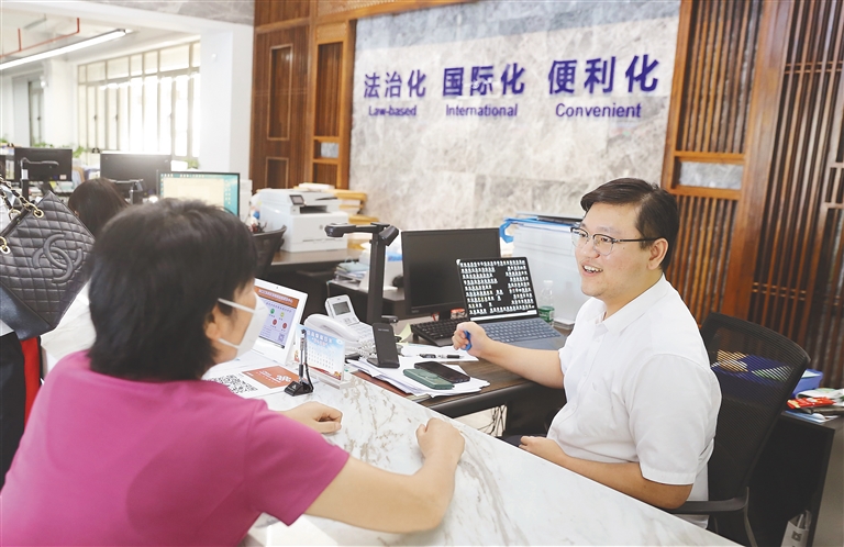 ?？谑薪瓥|新區(qū)政務服務中心強化“一對一”服務
