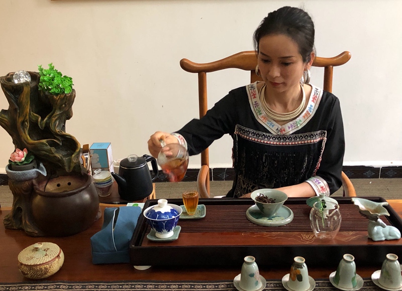 卓書顏正在沖泡五指山紅茶。人民網(wǎng) 宋彤桐攝
