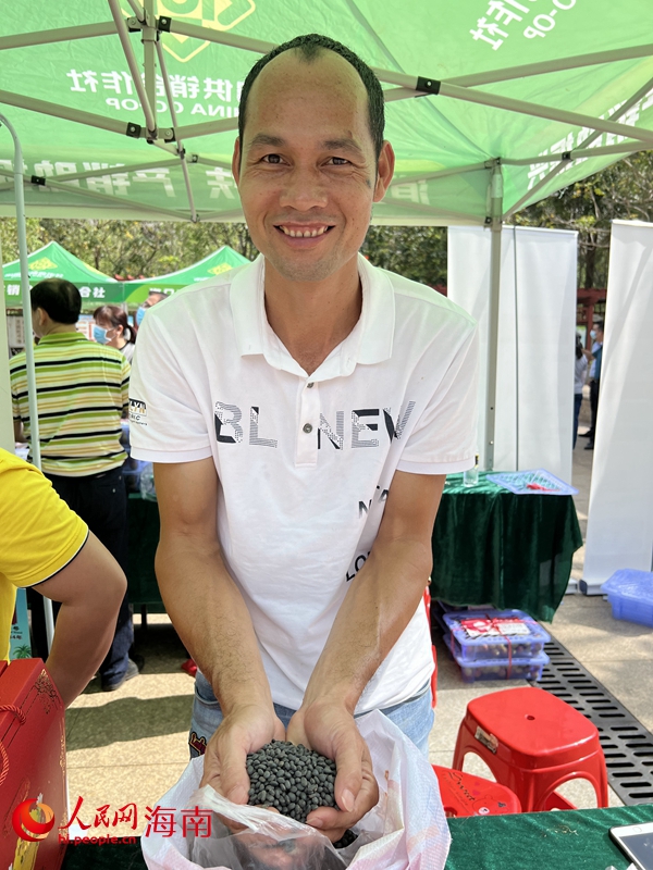 吳祖理展示自家種出的火山黑豆。人民網(wǎng)記者 李學(xué)山攝