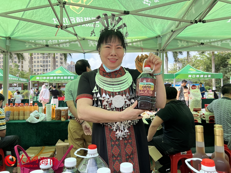 消費(fèi)助農(nóng)大集市現(xiàn)場(chǎng)。李學(xué)山攝