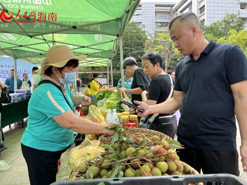 消費(fèi)助農(nóng)大集市現(xiàn)場(chǎng)。李學(xué)山攝