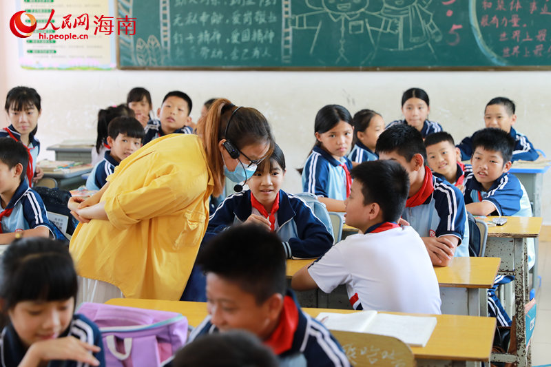 在臨高縣新盈中心學(xué)校，老師與學(xué)生們互動(dòng)。 人民網(wǎng) 孟凡盛攝