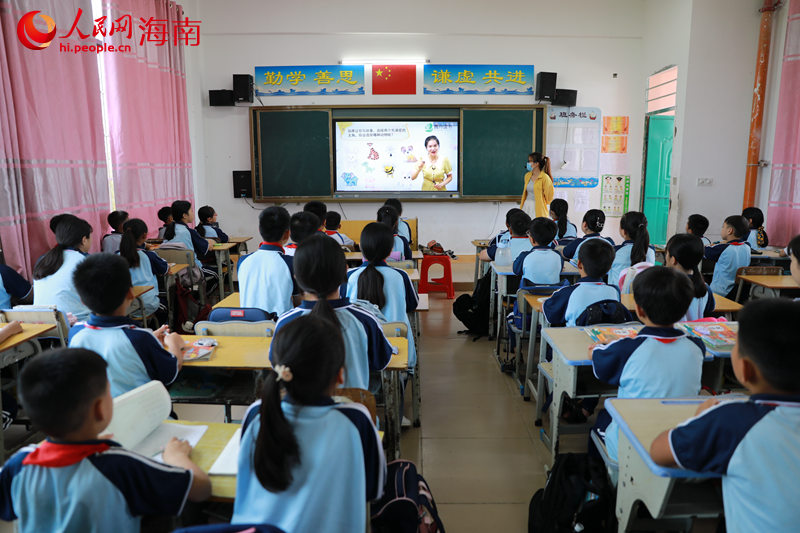 在臨高縣新盈中心學(xué)校，老師正在使用“智慧雙減課堂”線上系統(tǒng)教學(xué)。 人民網(wǎng)記者 孟凡盛攝
