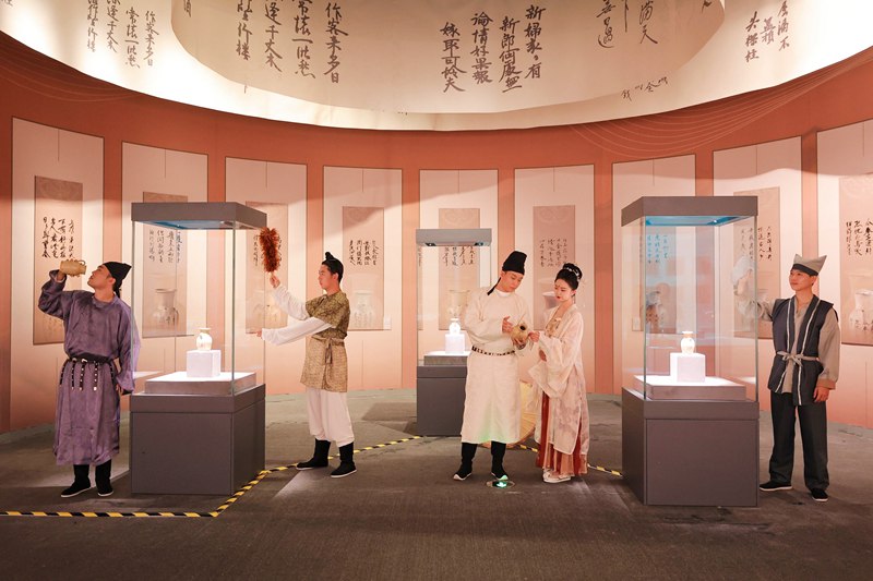 唐代長(zhǎng)沙窯瓷器展現(xiàn)場(chǎng)。主辦方供圖