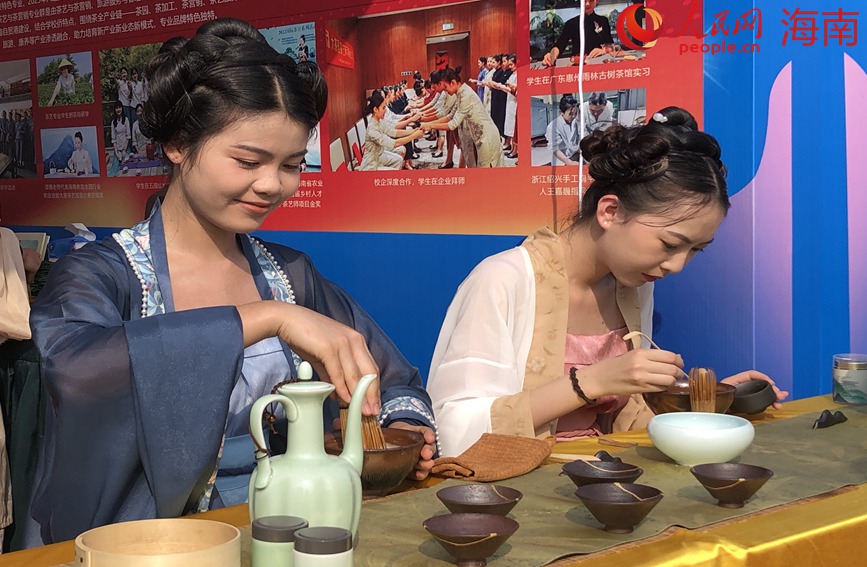 學(xué)生們正在進(jìn)行茶藝展示。人民網(wǎng) 宋彤桐攝
