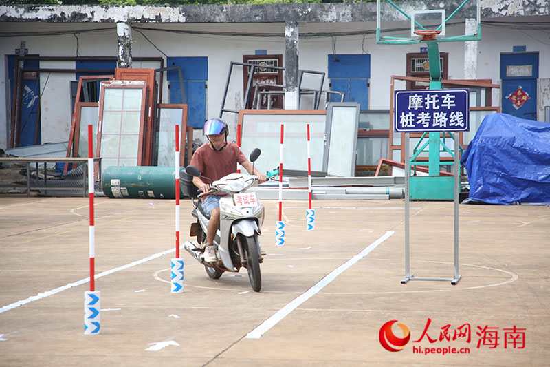 村民正在進行摩托車樁考。人民網(wǎng) 牛良玉攝