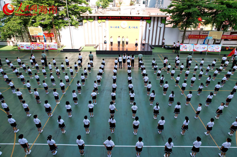 ?？谑械诙逍W(xué)海府校區(qū)的入隊(duì)儀式。 人民網(wǎng)記者 孟凡盛攝