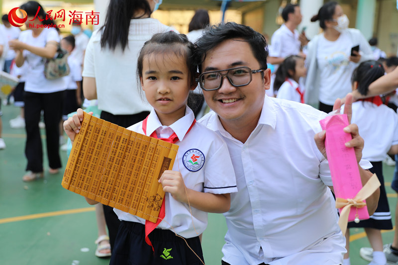 家長為新隊員送禮物。 人民網(wǎng)記者 孟凡盛攝