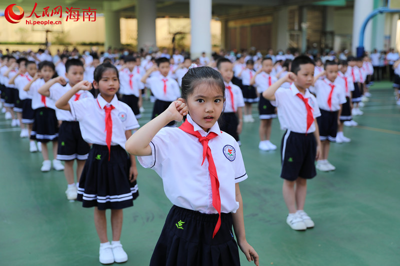 全體少先隊員莊嚴(yán)宣誓。 人民網(wǎng)記者 孟凡盛攝