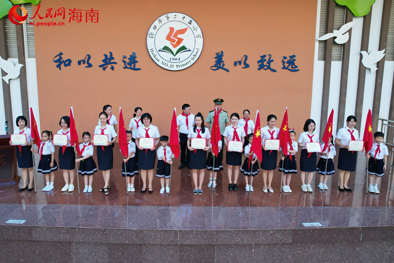 在海甸校區(qū)，參加儀式的領(lǐng)導(dǎo)嘉賓共同為新建中隊(duì)授予中隊(duì)旗。 人民網(wǎng)記者 孟凡盛攝