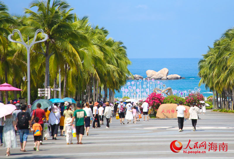 天涯海角景區(qū)內(nèi)游人絡(luò)繹不絕。人民網(wǎng) 牛良玉攝
