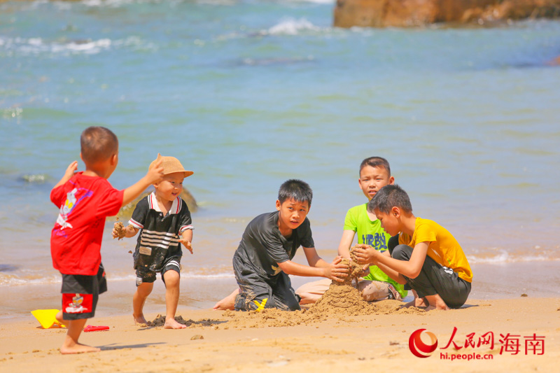 孩子們在海灘游玩。人民網(wǎng) 牛良玉攝