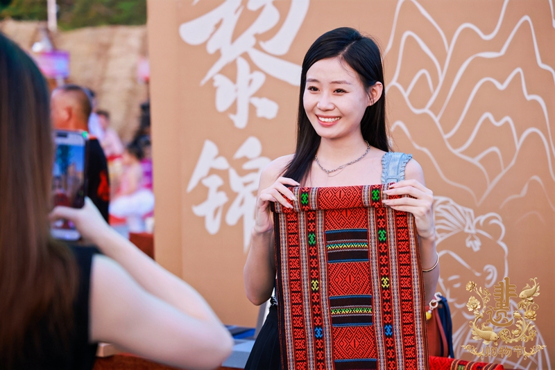 消費(fèi)者在非遺購物節(jié)上選購黎錦。主辦方供圖