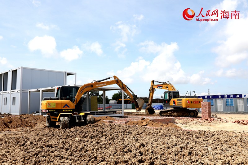 海南洋浦海上風(fēng)電產(chǎn)業(yè)園項(xiàng)目工地上，挖掘機(jī)正在作業(yè)。人民網(wǎng)記者 符武平攝