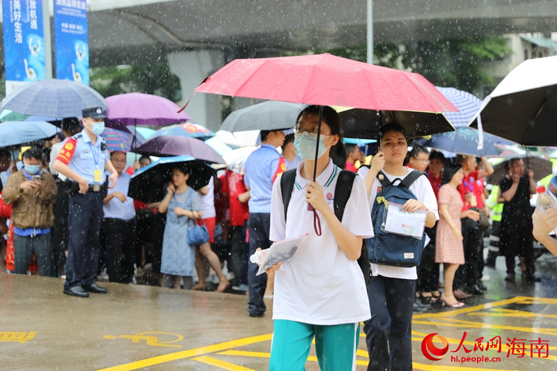 6月7日，海南華僑中學(xué)（高中部）考點(diǎn)，學(xué)子冒雨奔赴考場。人民網(wǎng)記者 孟凡盛攝