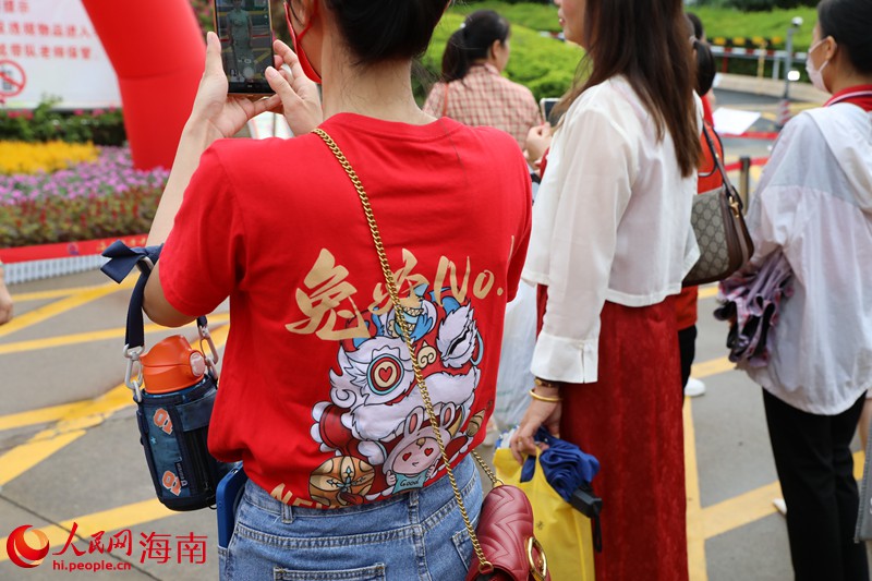 在海南華僑中學(xué)（高中部）考點(diǎn)，不少家長穿著紅色衣服前來為考生加油。人民網(wǎng)記者 孟凡盛攝