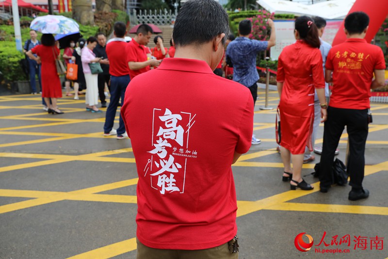 在海南華僑中學(xué)（高中部）考點，不少家長穿著紅色衣服前來為考生加油。人民網(wǎng)記者 孟凡盛攝